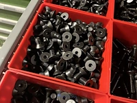 Partij zwarte inbusbouten, moeren en montagebeslag - afbeelding 154 van  212
