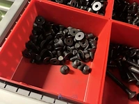 Partij zwarte inbusbouten, moeren en montagebeslag - afbeelding 155 van  212