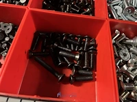 Partij zwarte inbusbouten, moeren en montagebeslag - afbeelding 156 van  212