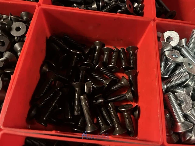 Partij zwarte inbusbouten, moeren en montagebeslag - afbeelding 157 van  212
