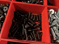 Partij zwarte inbusbouten, moeren en montagebeslag - afbeelding 157 van  212