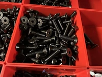 Partij zwarte inbusbouten, moeren en montagebeslag - afbeelding 159 van  212