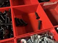 Partij zwarte inbusbouten, moeren en montagebeslag - afbeelding 162 van  212