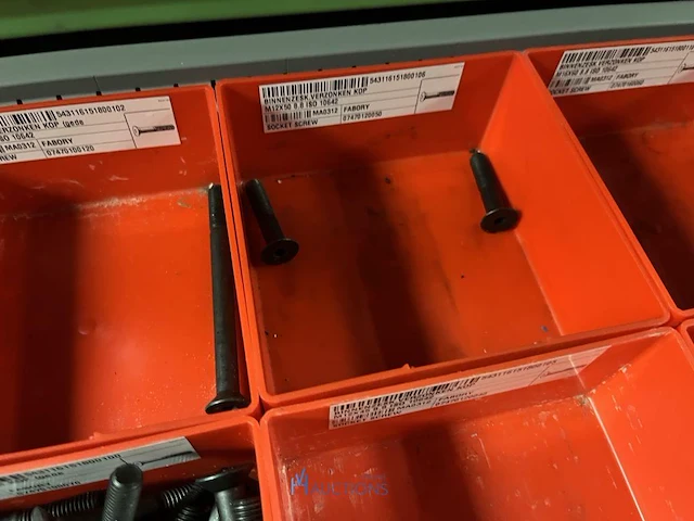Partij zwarte inbusbouten, moeren en montagebeslag - afbeelding 168 van  212