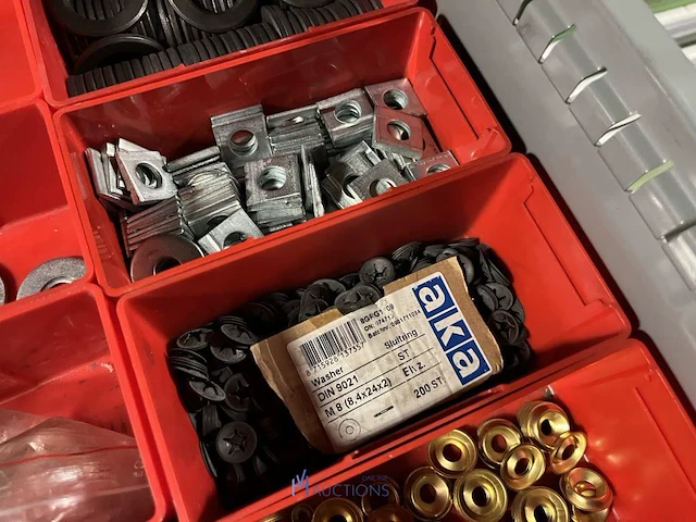 Partij zwarte inbusbouten, moeren en montagebeslag - afbeelding 177 van  212