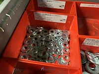 Partij zwarte inbusbouten, moeren en montagebeslag - afbeelding 186 van  212