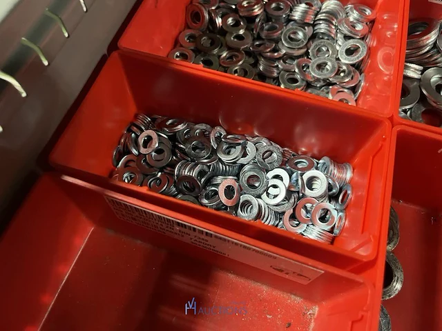 Partij zwarte inbusbouten, moeren en montagebeslag - afbeelding 188 van  212
