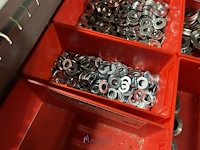 Partij zwarte inbusbouten, moeren en montagebeslag - afbeelding 188 van  212