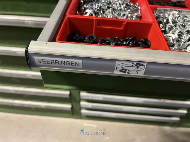 Partij zwarte inbusbouten, moeren en montagebeslag - afbeelding 189 van  212