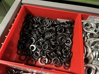 Partij zwarte inbusbouten, moeren en montagebeslag - afbeelding 190 van  212