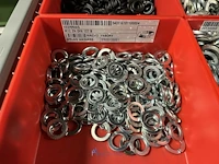 Partij zwarte inbusbouten, moeren en montagebeslag - afbeelding 192 van  212
