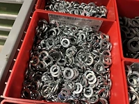 Partij zwarte inbusbouten, moeren en montagebeslag - afbeelding 194 van  212