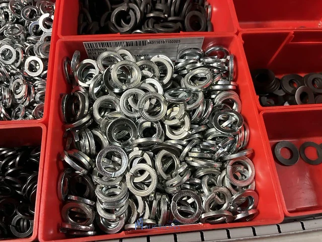 Partij zwarte inbusbouten, moeren en montagebeslag - afbeelding 196 van  212