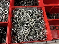 Partij zwarte inbusbouten, moeren en montagebeslag - afbeelding 196 van  212