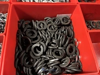 Partij zwarte inbusbouten, moeren en montagebeslag - afbeelding 197 van  212