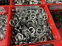 Partij zwarte inbusbouten, moeren en montagebeslag - afbeelding 198 van  212