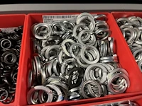 Partij zwarte inbusbouten, moeren en montagebeslag - afbeelding 199 van  212