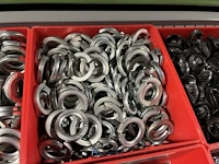 Partij zwarte inbusbouten, moeren en montagebeslag - afbeelding 200 van  212
