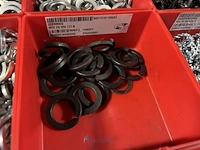 Partij zwarte inbusbouten, moeren en montagebeslag - afbeelding 201 van  212