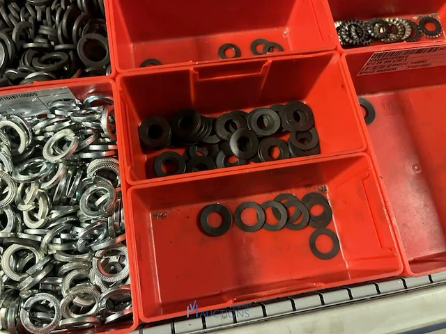 Partij zwarte inbusbouten, moeren en montagebeslag - afbeelding 204 van  212