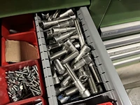 Partij zwarte inbusbouten, moeren en montagebeslag - afbeelding 208 van  212
