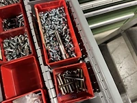 Partij zwarte inbusbouten, moeren en montagebeslag - afbeelding 209 van  212
