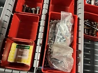 Partij zwarte inbusbouten, moeren en montagebeslag - afbeelding 210 van  212