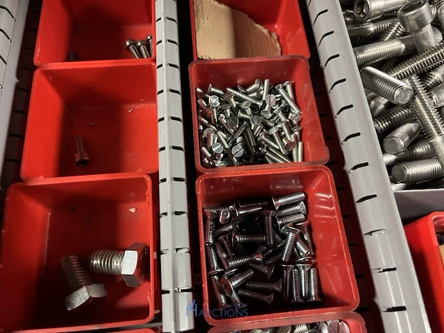 Partij zwarte inbusbouten, moeren en montagebeslag - afbeelding 212 van  212