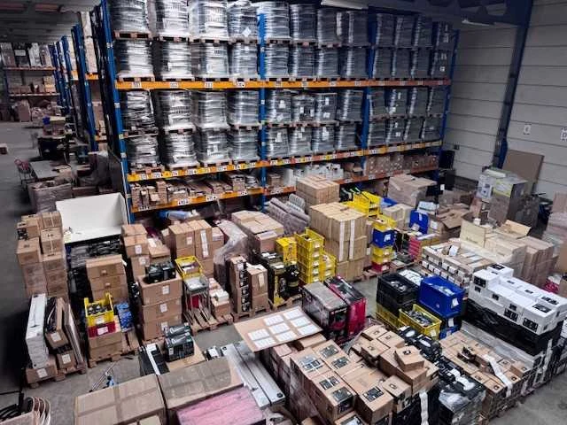 Partijhandel, magazijn restanten, verlichting, gereedschap en auto poets/smeermiddelen