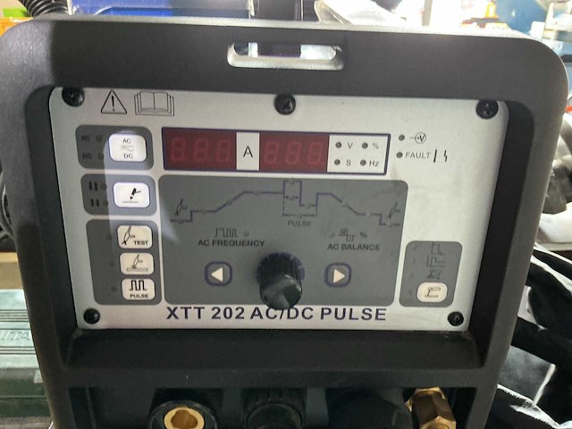 Parweld xtt202 ac/dc pulse tig laspost met toebehoren - afbeelding 2 van  2