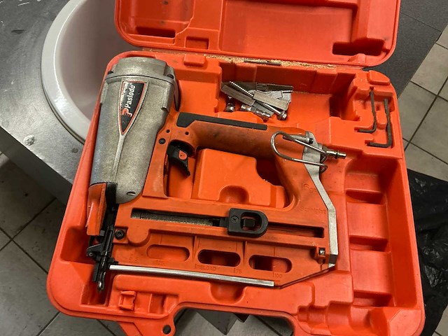Paslode fn1665.1 pneumatische tacker - afbeelding 2 van  3