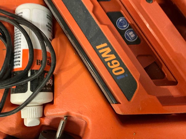 Paslode im90 accu nagelschieter - afbeelding 3 van  5