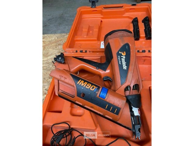 Paslode nagel pistool mi90 + 2x accu. & lader in koffer - afbeelding 2 van  2