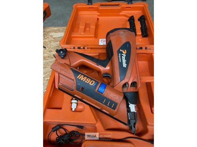 Paslode nagel pistool mi90 + 2x accu. & lader in koffer - afbeelding 2 van  2