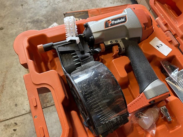 Paslode schietpistool - afbeelding 2 van  4