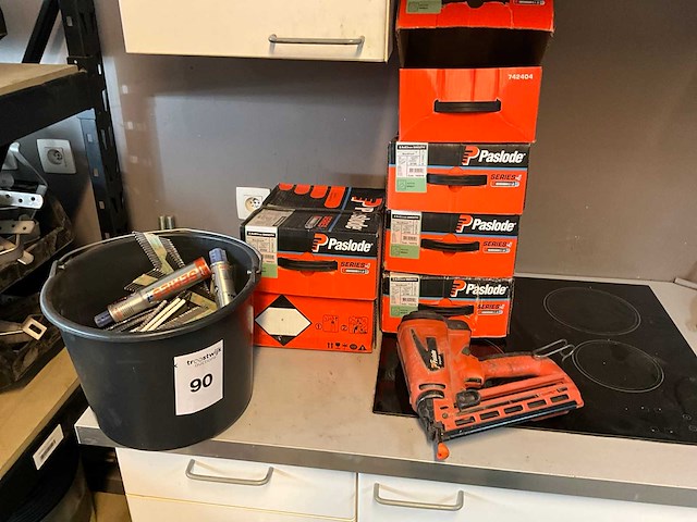 Paslode serie-i gasbommetjes en nagels voor nagelpistool - afbeelding 1 van  7