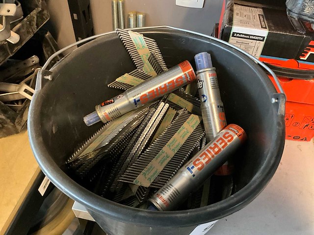 Paslode serie-i gasbommetjes en nagels voor nagelpistool - afbeelding 5 van  7