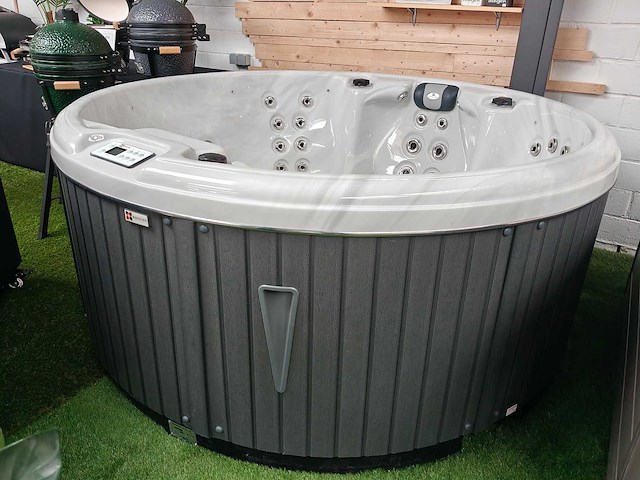 Passion recharge - jacuzzi en buitenspa - afbeelding 1 van  5
