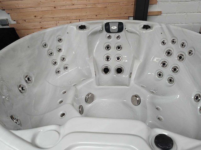 Passion recharge - jacuzzi en buitenspa - afbeelding 2 van  5