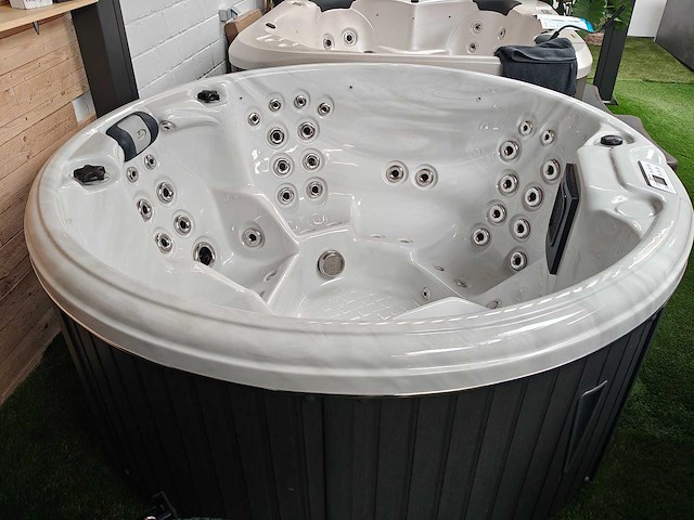 Passion recharge - jacuzzi en buitenspa - afbeelding 4 van  5