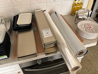 Pattiserieschalen, inpakpapier, plastieken bakjes - afbeelding 3 van  5