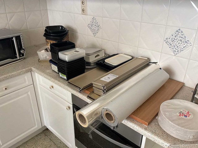 Pattiserieschalen, inpakpapier, plastieken bakjes - afbeelding 1 van  5