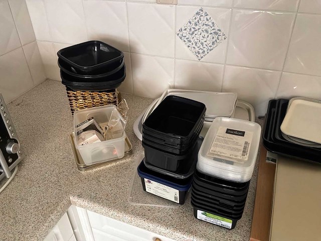 Pattiserieschalen, inpakpapier, plastieken bakjes - afbeelding 2 van  5