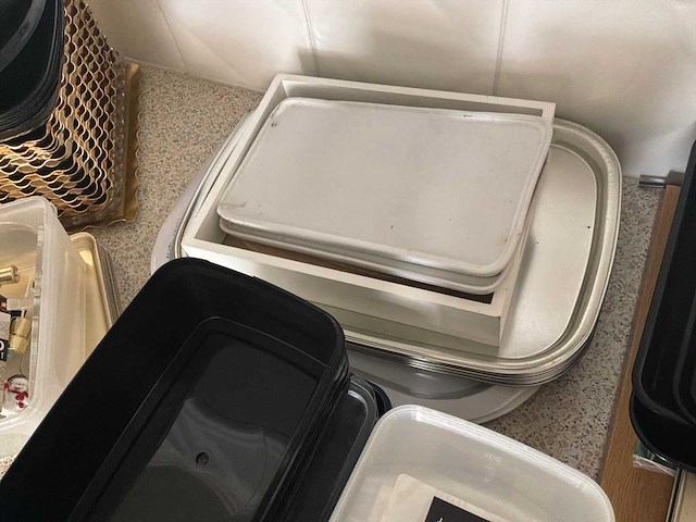 Pattiserieschalen, inpakpapier, plastieken bakjes - afbeelding 4 van  5