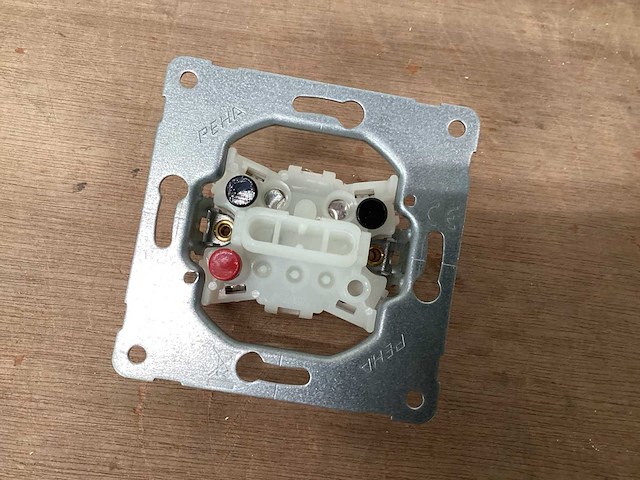 Peha wisselschakelaar inbouwelement (30x) - afbeelding 1 van  3