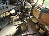 Pen- en gatmachine dangkert, staand model, met werktafel en bedieningshendel.