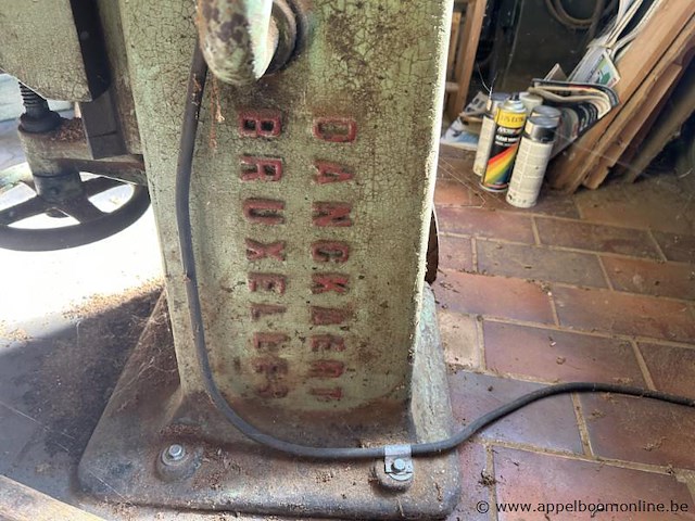 Pen- en gatmachine dangkert, staand model, met werktafel en bedieningshendel. - afbeelding 2 van  3