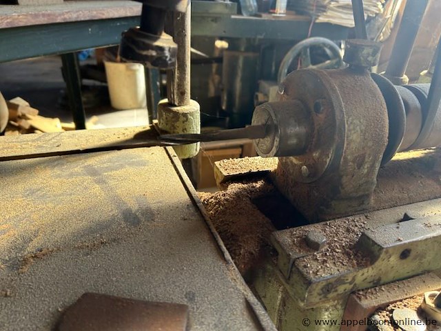 Pen- en gatmachine dangkert, staand model, met werktafel en bedieningshendel. - afbeelding 3 van  3