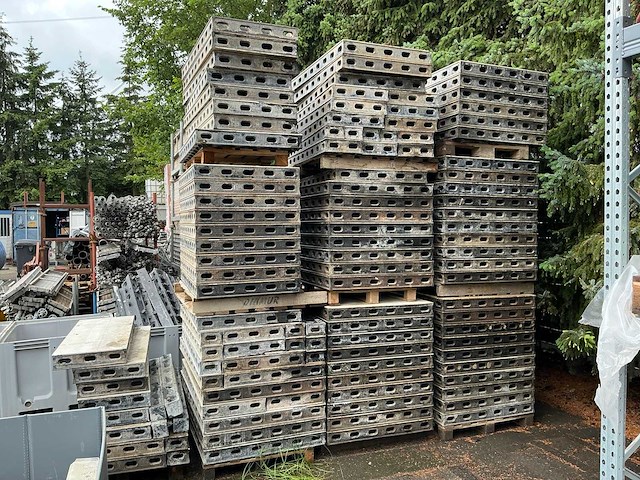 Peri partij bekistingsmateriaal - afbeelding 1 van  26