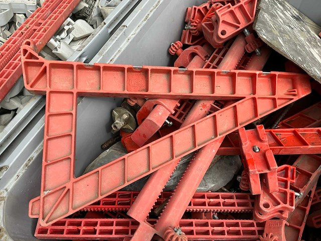 Peri partij bekistingsmateriaal - afbeelding 11 van  26